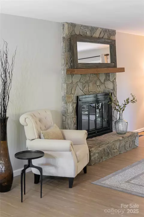 Living - 16 Royal Rdg, Clyde, NC 28721 photo 2 of 5