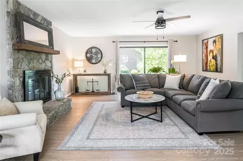 Living - 16 Royal Rdg, Clyde, NC 28721 photo 3 of 5
