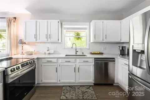 Kitchen - 16 Royal Rdg, Clyde, NC 28721 photo 3 of 4