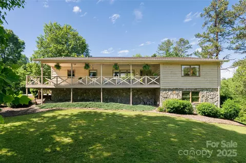 16 Royal Rdg, Clyde, NC 28721