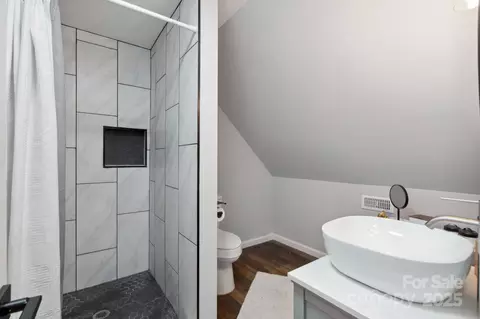 Bath - 1135 Brook Path Trl, Denver, NC 28037 photo 2 of 4