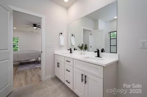 Bath - 207 9th Ne Ct NE, Conover, NC 28613 photo 1 of 5