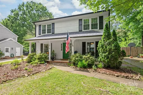 618 Heathermoor Ct, Charlotte, NC 28209