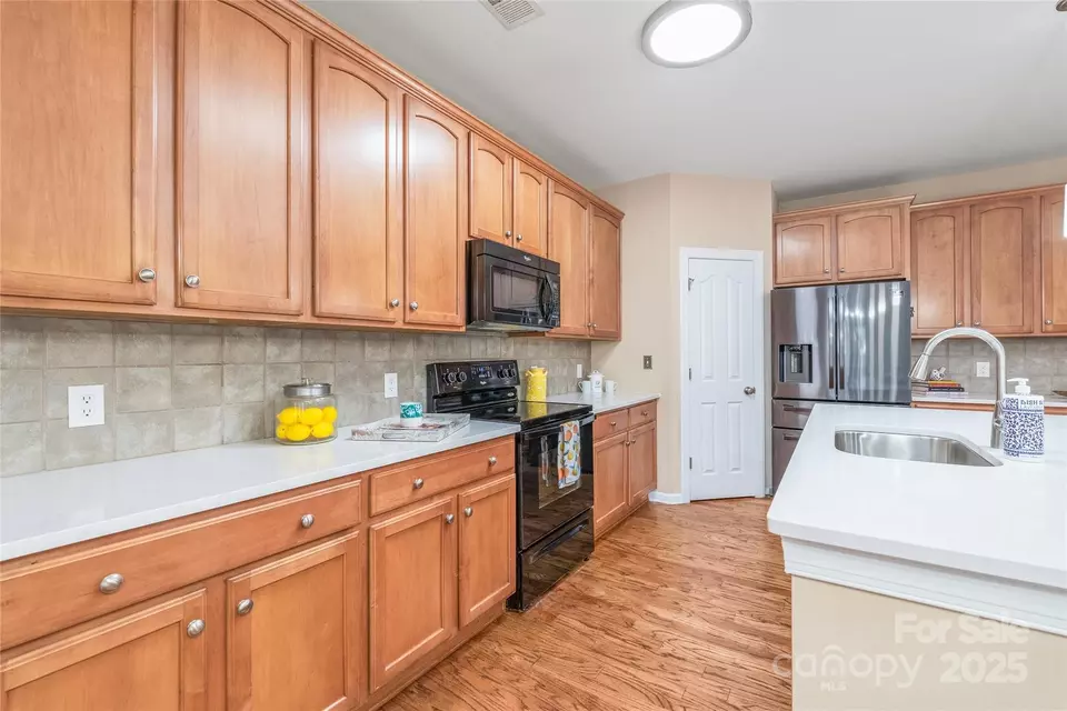 Kitchen - 14104 Kendrick Cross Rd, Charlotte, NC 28273 photo 3 of 5