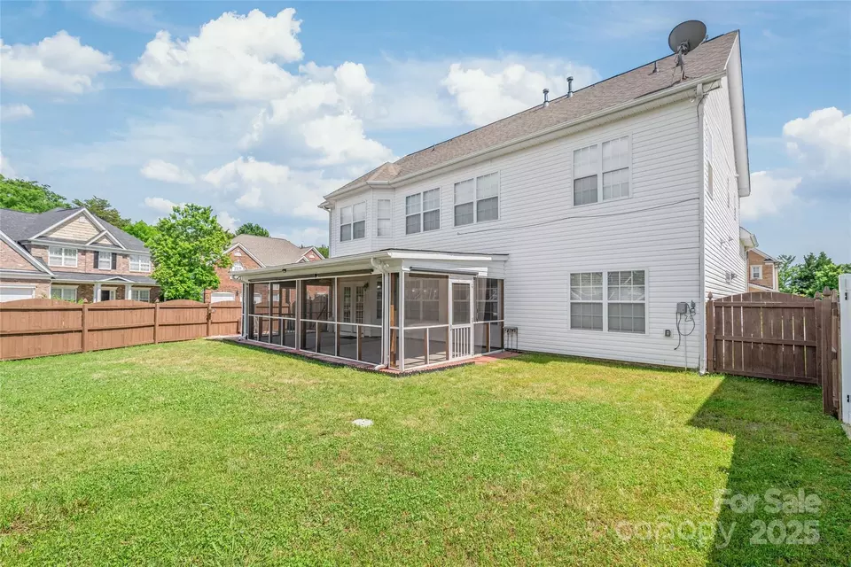 Exterior - 14104 Kendrick Cross Rd, Charlotte, NC 28273 photo 5 of 7