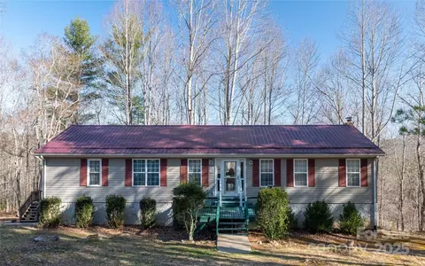 120 Powderhorn Dr, Burnsville, NC 28714