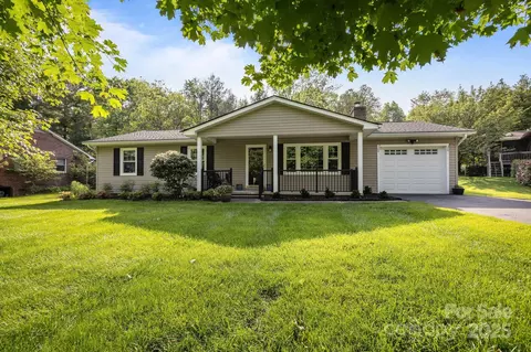 16 Pine Spring Dr, Asheville, NC 28805