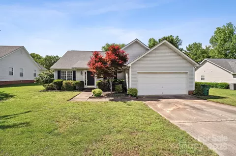 8105 Castlemaine Dr, Matthews, NC 28104