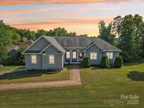 150 Baton Ln, Hendersonville, NC 28792