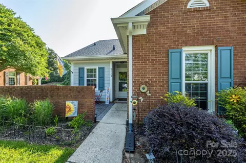 9239 N Vicksburg Park Ct, Charlotte, NC 28210