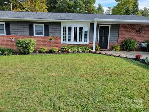 78 N Pinecrest Ln, Hendersonville, NC 28739