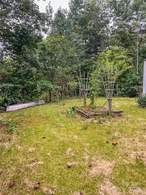 17 Howell Rd, Brevard, NC 28712