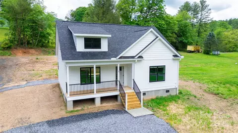 24 Queen Annes Dr, Tuckasegee, NC 28783