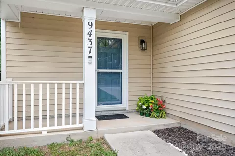 9437 Macquarie Ln, Charlotte, NC 28227