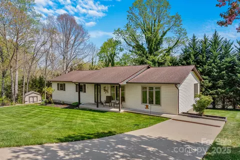 40 Singing Pines Dr, Candler, NC 28715