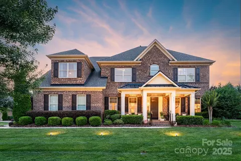 8301 Caesars Head Dr, Waxhaw, NC 28173