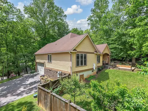 4 Alsatian Ln, Asheville, NC 28805