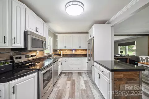 327 Holly Dr, Mount Holly, NC 28120