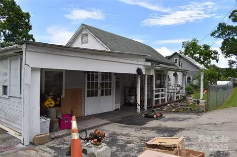 Exterior - 118 Fourth C St, Marion, NC 28752 photo 3 of 5