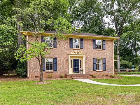 1049 Regency Dr, Charlotte, NC 28211
