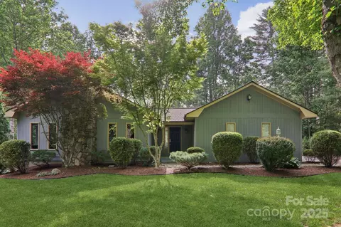 210 Navaho Dr, Hendersonville, NC 28739