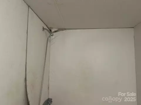 Bath - 3234 Legend Rd, Lancaster, SC 29720 photo 1 of 2