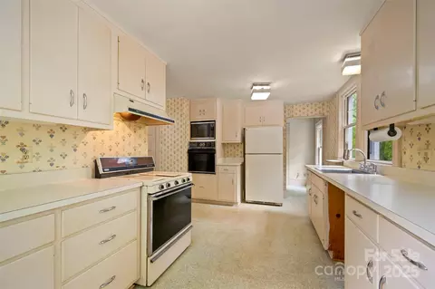 Kitchen - 93 Villa Barbara Ln, Tryon, NC 28782 photo 2 of 2