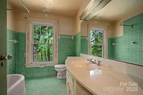 Bath - 93 Villa Barbara Ln, Tryon, NC 28782 photo 2 of 4