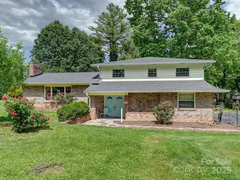 1136 Carousel Ln, Hendersonville, NC 28792