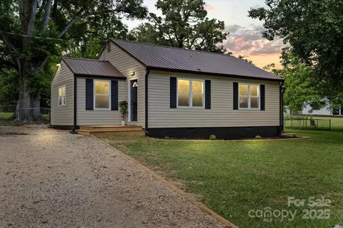 1055 Laurel Ave, Lancaster, SC 29720