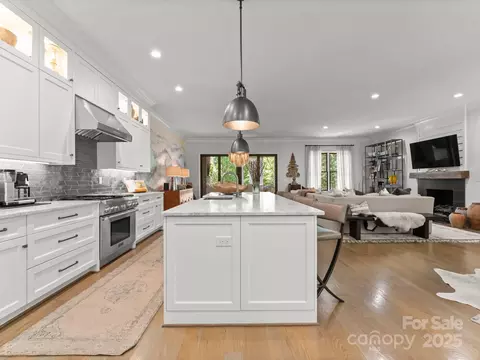 1160 S Kings Dr, Charlotte, NC 28207