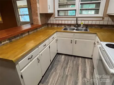 Kitchen - 333 Thermal View Dr, Tryon, NC 28782 photo 2 of 3