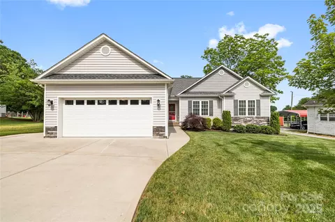 2996 N Lookout St, Claremont, NC 28610