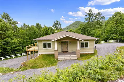 9 Gazebo Trl, Clyde, NC 28721