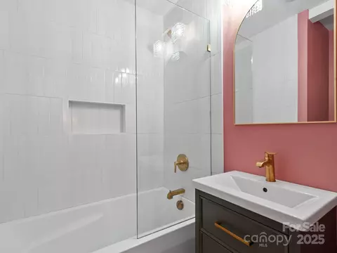 Bath - 21 Murray Rd, Canton, NC 28716 photo 3 of 3