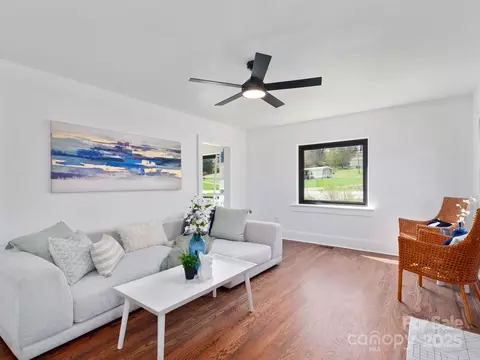 Living - 21 Murray Rd, Canton, NC 28716 photo 2 of 3