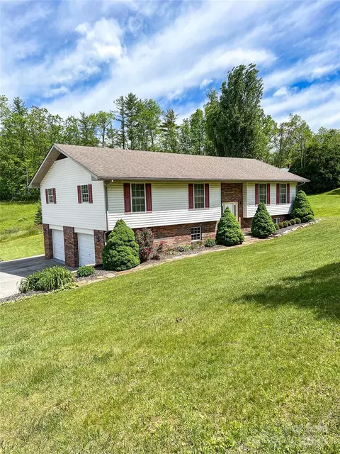 660 Halltown Rd, Spruce Pine, NC 28777