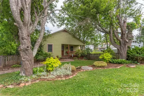 7 Grove St, Weaverville, NC 28787