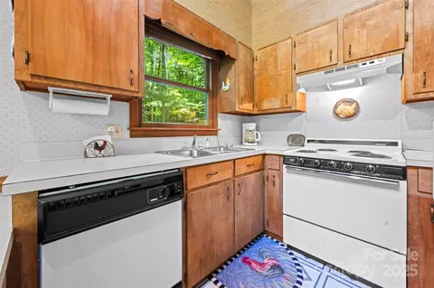 Kitchen - 212 Saddle 29 Ln #29, Deep Gap, NC 28618 photo 2 of 2