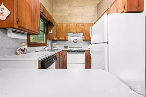 Kitchen - 212 Saddle 29 Ln #29, Deep Gap, NC 28618 photo 1 of 2