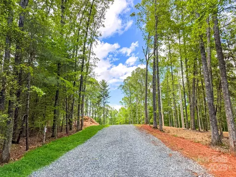 20 Nature Walk Ln, Hendersonville, NC 28739