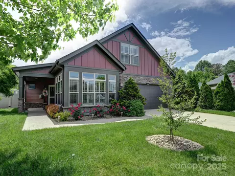 560 Summerfield Pl, Flat Rock, NC 28731