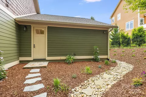 Exterior - 15 Ledgestone Dr, Fairview, NC 28730 photo 7 of 10