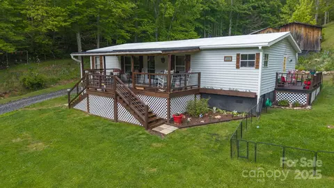 559 Mouth Of Silas Creek Rd, Lansing, NC 28643