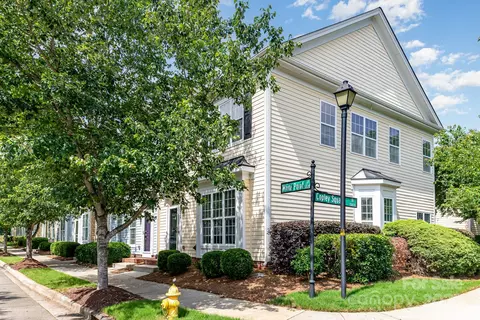 939 White Point Dr, Huntersville, NC 28078