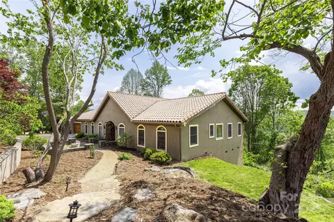 29 Crowningway Dr, Asheville, NC 28804