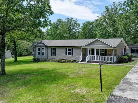 1306 Abbey Ct, Lancaster, SC 29720 photo 2