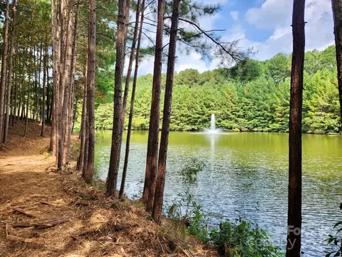 5025 Harbor View E Dr E, Granite Falls, NC 28630