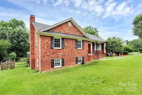 6908 Lancer Dr, Charlotte, NC 28226