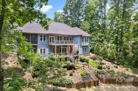 311 Carriage Crest Dr, Hendersonville, NC 28791